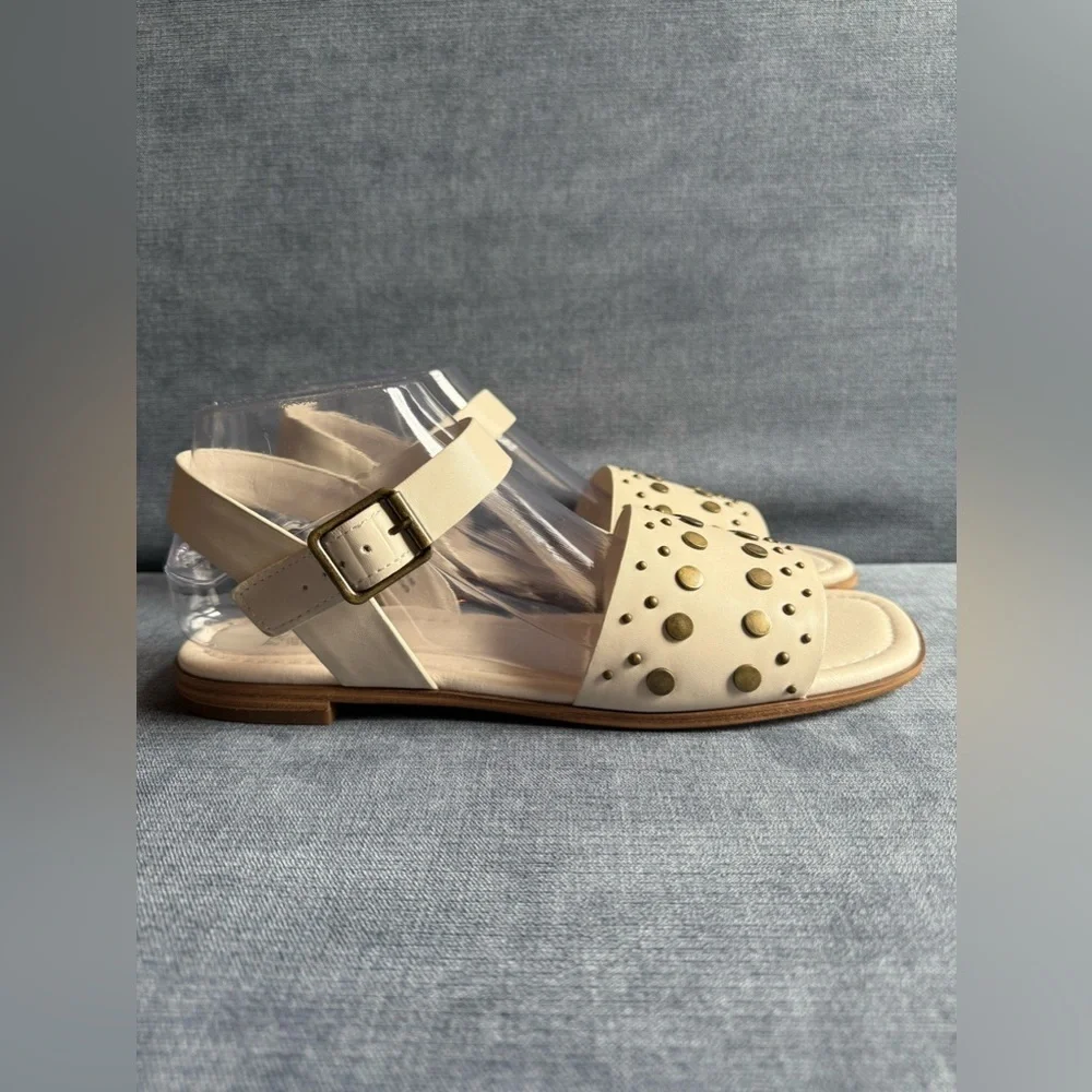 Frye & Co Womens Brooklyn Sandals 9.5 White Adjustable Ankle Strap Flat Studded